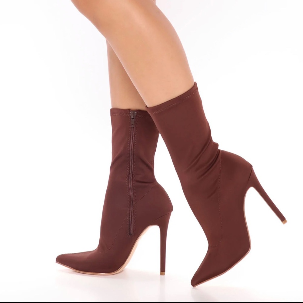Fashion Nova : Size:7 Size:8.5 m
Catch Me Later Bootie - Chocolate.
